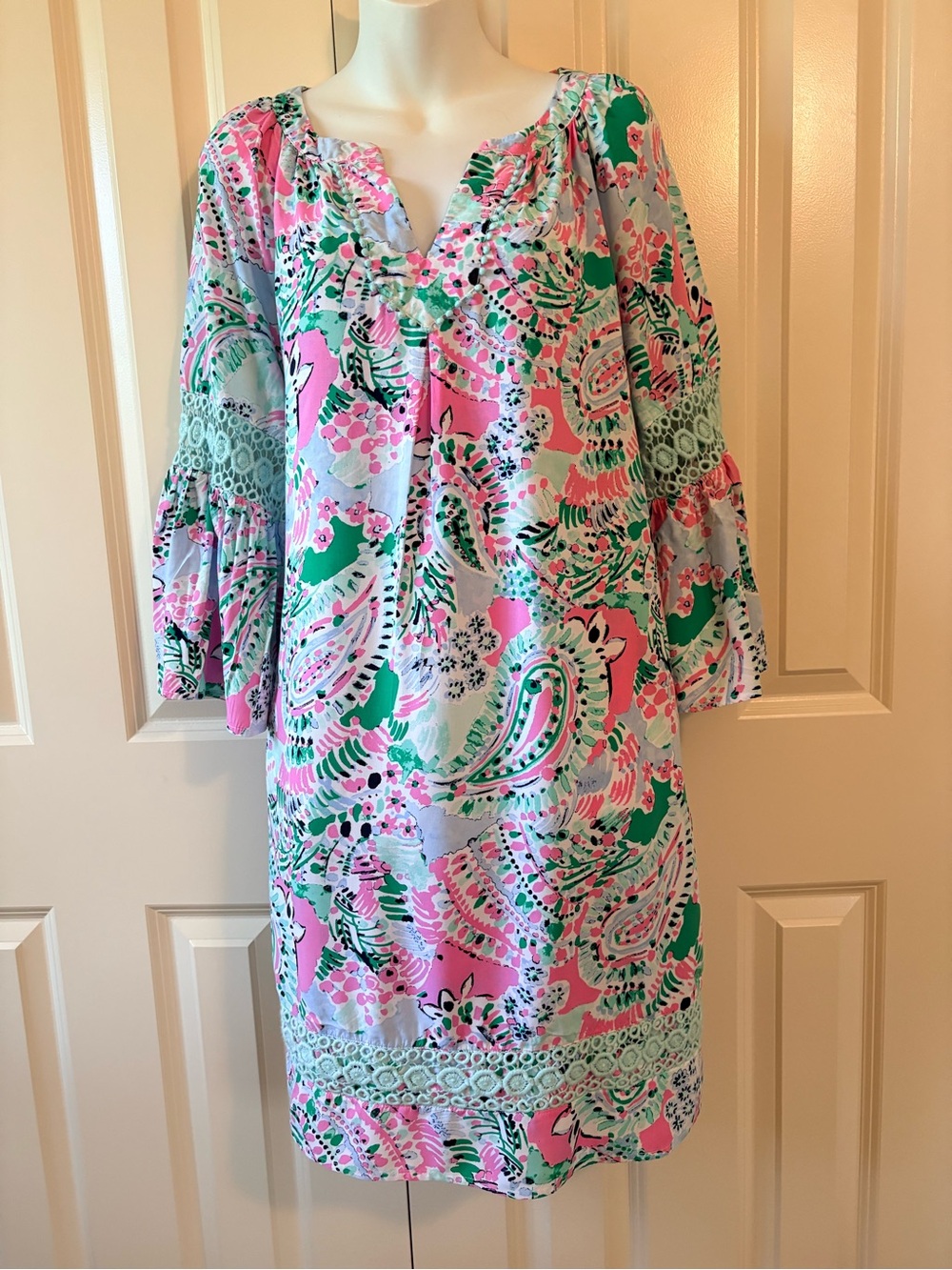 Crown & Ivy Floral Paisley V-Neck Shift Dress in Pink & Green, size L